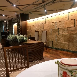 高砂の後の石壁が素敵です。