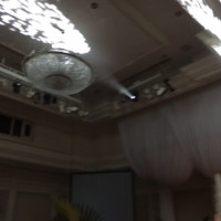 天井にも柄のライトが写し出されるムービングライトの演出