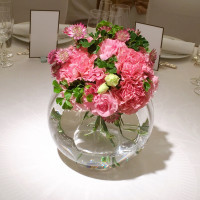 丸いガラスとピンクの装花が可愛い印象でした。