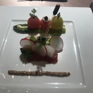 前菜です。スポイトにソースが入っていました。