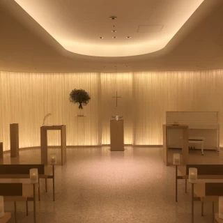 オフホワイトでまとめた会場です
