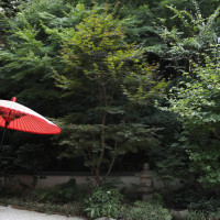 赤い傘が雰囲気あります。