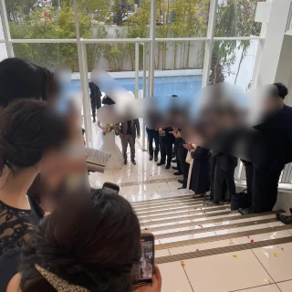 大階段でのフラワーシャワー