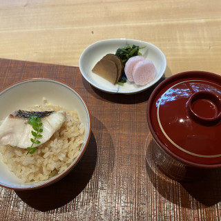 ご飯と汁物でお食事がしまります