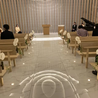 幕が閉じていると天井照明の床への写り込みがくっきり見えて綺麗
