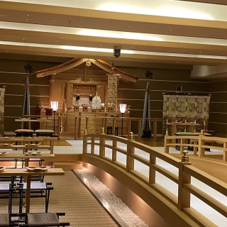 太鼓橋を渡るところから厳かな式が始まります