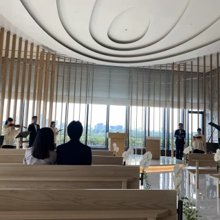 幕があくと皇居側の緑や空が見え、一気に開放感を感じます。