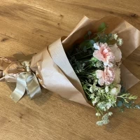 会場装花を新郎新婦の持ち帰り用に包んで下さっていました。