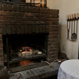 暖炉があり、ここでお肉を焼きます。