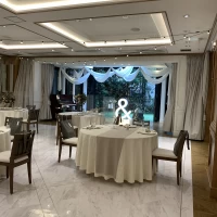 料理は室内にて提供していただき、すぐにガーデンに出られます。