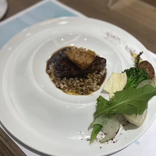 牛肉とフォアグラの料理