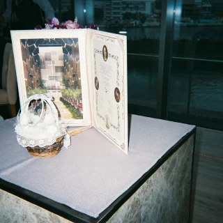 立派な結婚証明書を持ち帰らせてくれます(リングピロー私物)