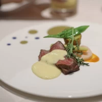 肉料理　和牛ロースのフュメ　山葵の風味際立つメアルネーズソ