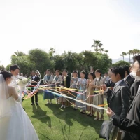 芝生のお庭でブーケプルズ