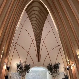 温もりを感じる広々としたチャペル