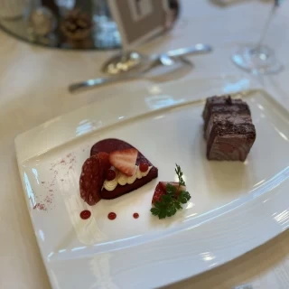 チョコレートのウェディングケーキに、甘酸っぱいいちごのケーキ