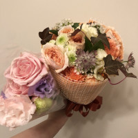 花嫁さんからのブーケと、テーブル装花
