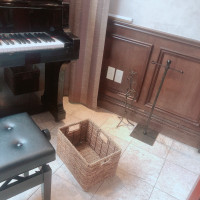 ピアノの横には荷物おきカゴも用意されていました。