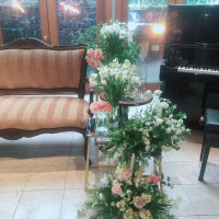 新郎新婦のベンチと、ピアノの間にお花がありました。