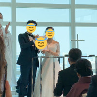 結婚証明書を見せてます