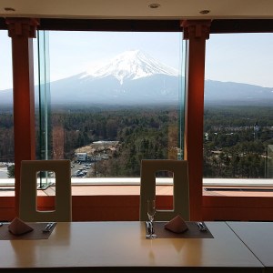 新郎新婦の後ろに富士山がみえて
すごく素敵な景色でした！|614650さんのハイランドリゾート ホテル＆スパの写真(1434405)