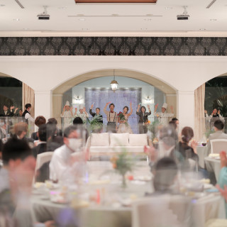 結びはライトアップされた中庭から登場