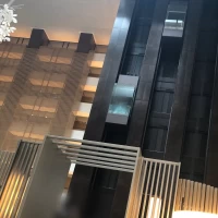 エレベーターからの登場