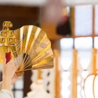 巫女さんによる神楽の奉納の様子です。