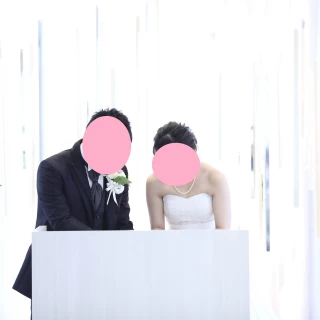 結婚証明書にサイン