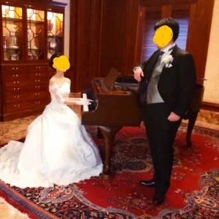 会場のピアノが置いてある前で