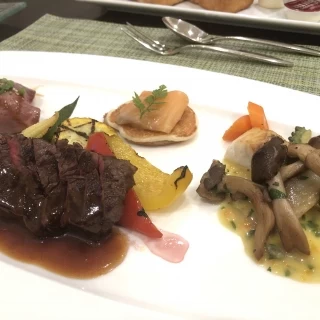炭火で焼いた香ばしいお肉です