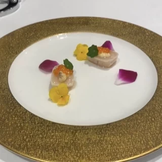 煙の中から現れたシェフこだわりの一品