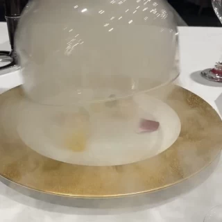 煙の中から現れるシェフこだわりの一品