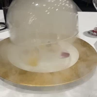 煙の中から現れるシェフこだわりの一品