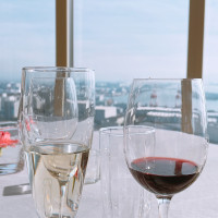 窓からの景色とワイン