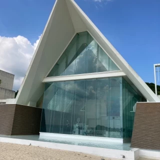 ビーチから見た挙式会場