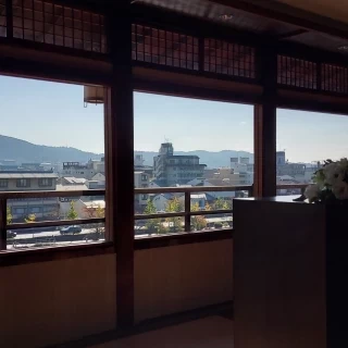 窓の向こうは東山