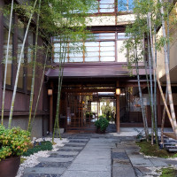 竹の緑がさわやかなゲスト玄関