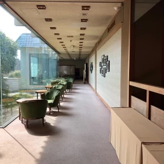 日が差し込む、親族の控え室。