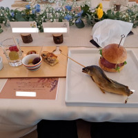 魚の丸焼きとハンバーガー