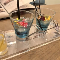お花のレモネード。色が変わります