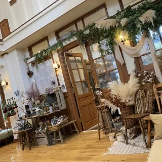 式場の中に花屋さんがありとてもおしゃれだと感じました。