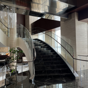 大階段での前撮りも良さそうです|615272さんのシャングリ・ラ 東京の写真(1440052)