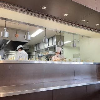 オープンキッチンからお料理が運ばれてきます