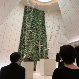 室内ながら自然を感じるチャペル