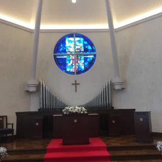 チャペルです。ステンドグラスと祭壇が上品です。