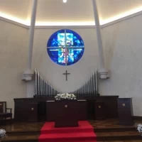 チャペルです。ステンドグラスと祭壇が上品です。