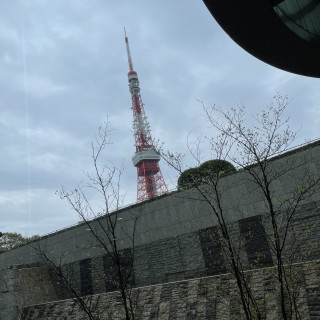 東京タワーが見えるロビー