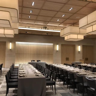 落ち着いた檜の会場