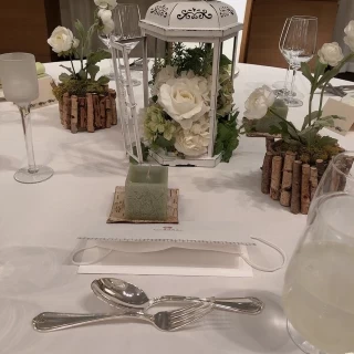 グリーンを意識した部屋からのテーブル装花